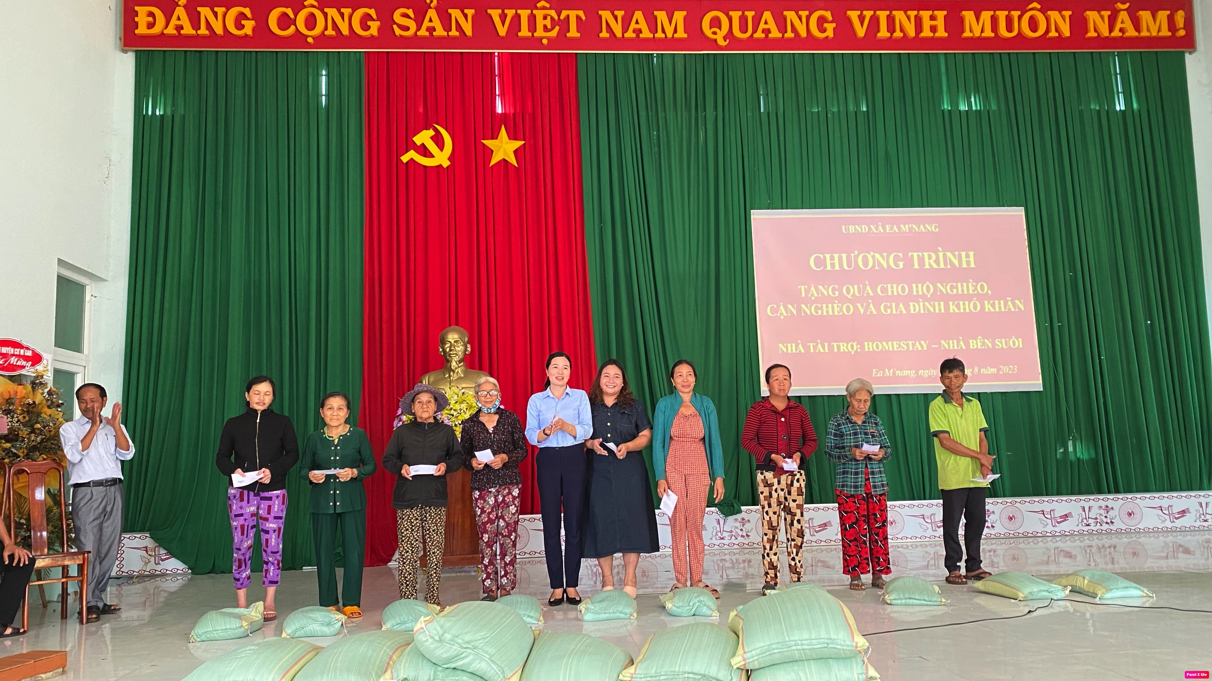 Nguyệt tặng quà
